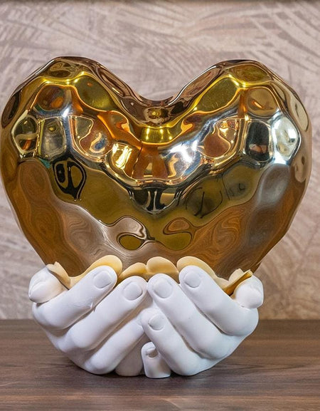Scultura “Cuore nelle Mani” – Decorazione in ceramica dorata BONGELLI PREZIOSI