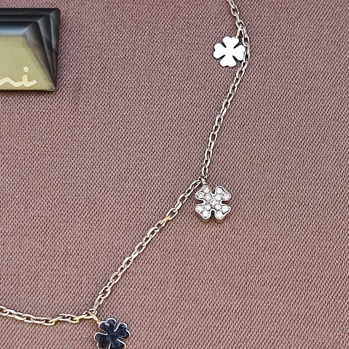Delicato bracciale a quadrifoglio – Ciondolo portafortuna in zircone dorato e argento Delicato bracciale a quadrifoglio – Ciondolo portafortuna in zircone dorato e argento