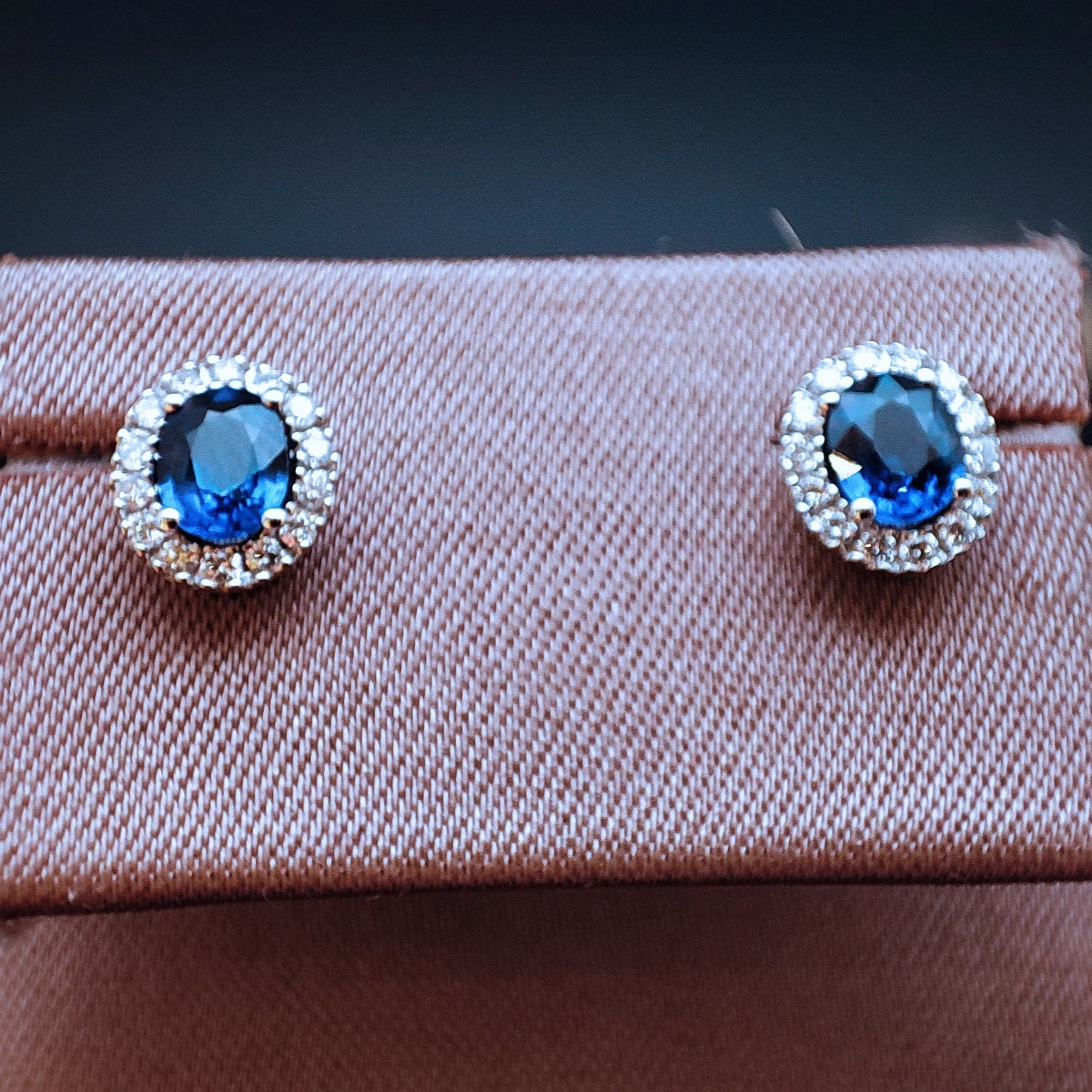 Pendente Con Zaffiro Blu Scuro Con Smeraldo Solitario Cauzione In Oro 5 Carati 1445x Pendente Con Zaffiro Blu Scuro Con Smeraldo Solitario Cauzione In Oro 5 Carati 1445x
