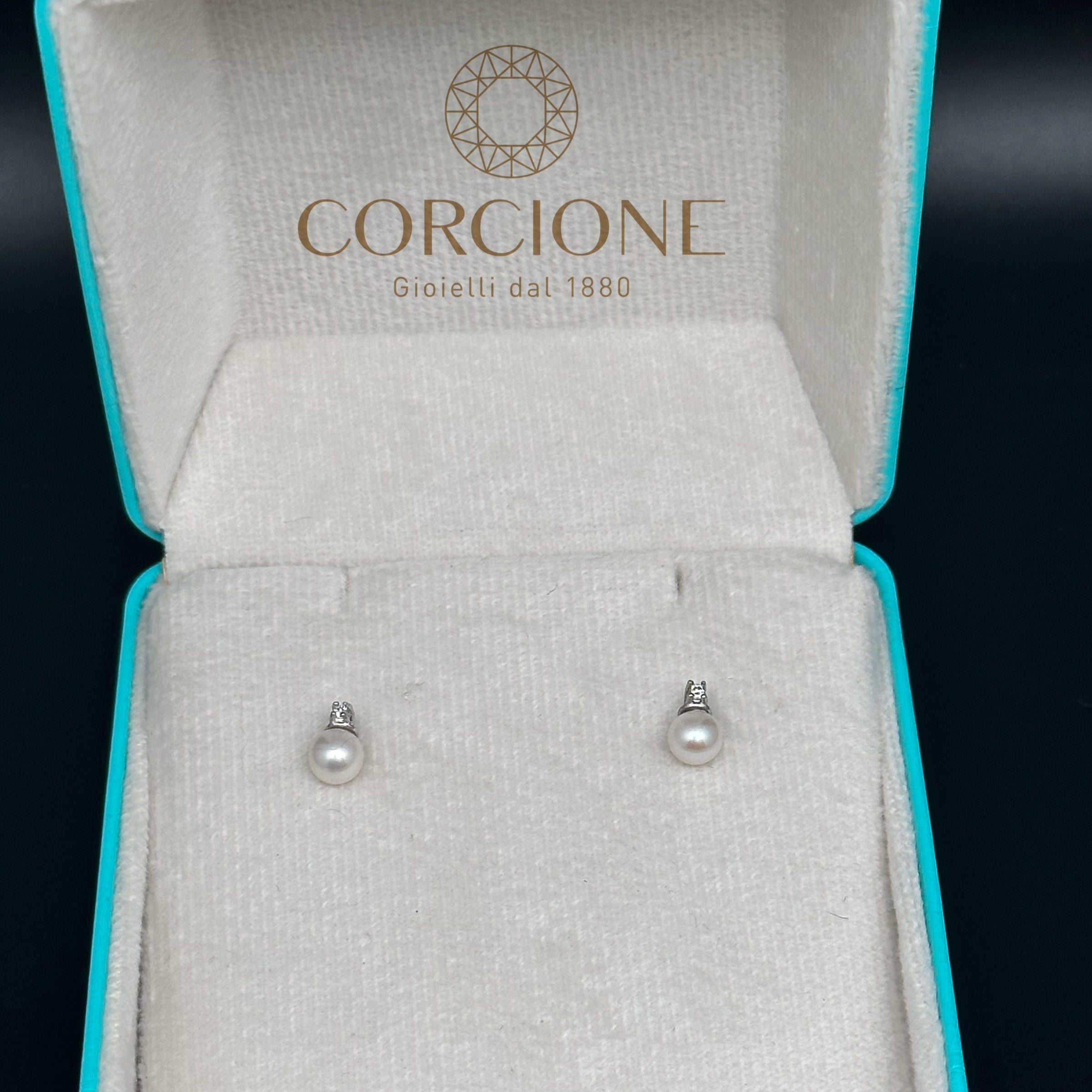 LUCE DI DONNAORO Orecchini di Perle Selene 5-5.5mm e Diamanti 0.03ct in Oro Bianco 18kt