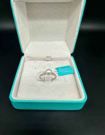 LUCE DI DONNAORO Anello Perla 6-6.5mm e Diamanti 0.04ct in Oro Bianco 18kt