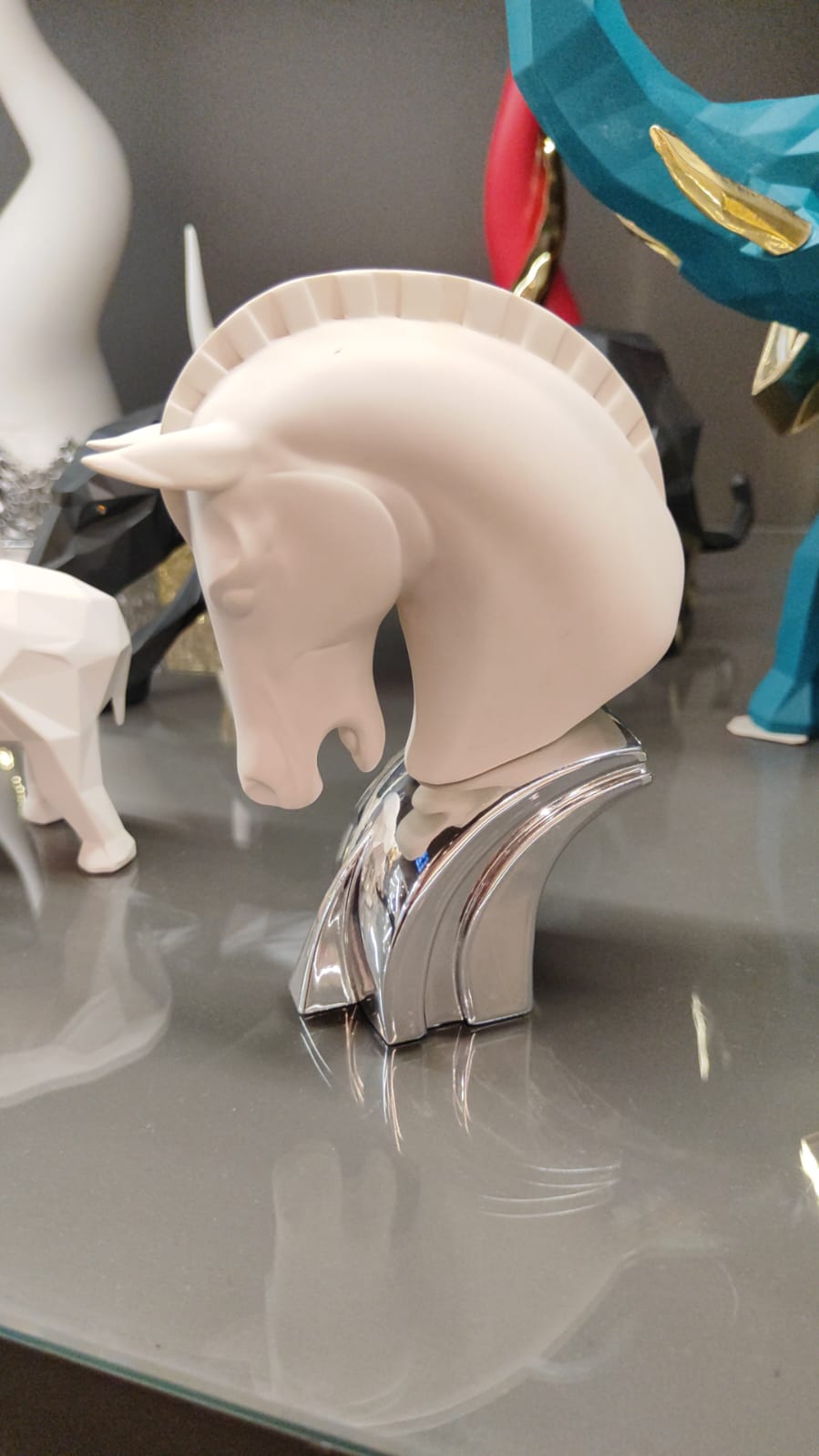 Scultura Testa di Cavallo in Ceramica Bianca e Base Cromata – Bongelli Preziosi