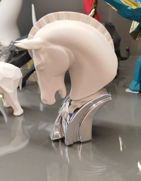 Scultura Testa di Cavallo in Ceramica Bianca e Base Cromata – Bongelli Preziosi