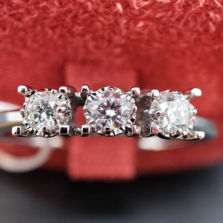 Anello DonnaOro ETERNA in Oro Bianco 18kt con trilogy di Diamanti