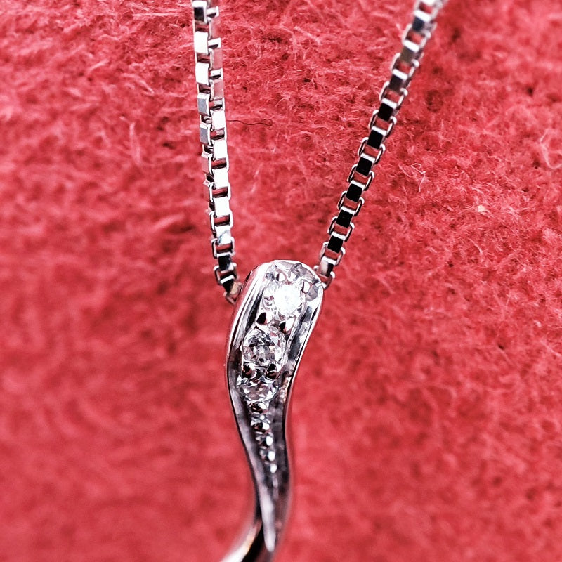 Collana DonnaOro con pendente in Oro bianco 18kt Diamante e Perla DELTA