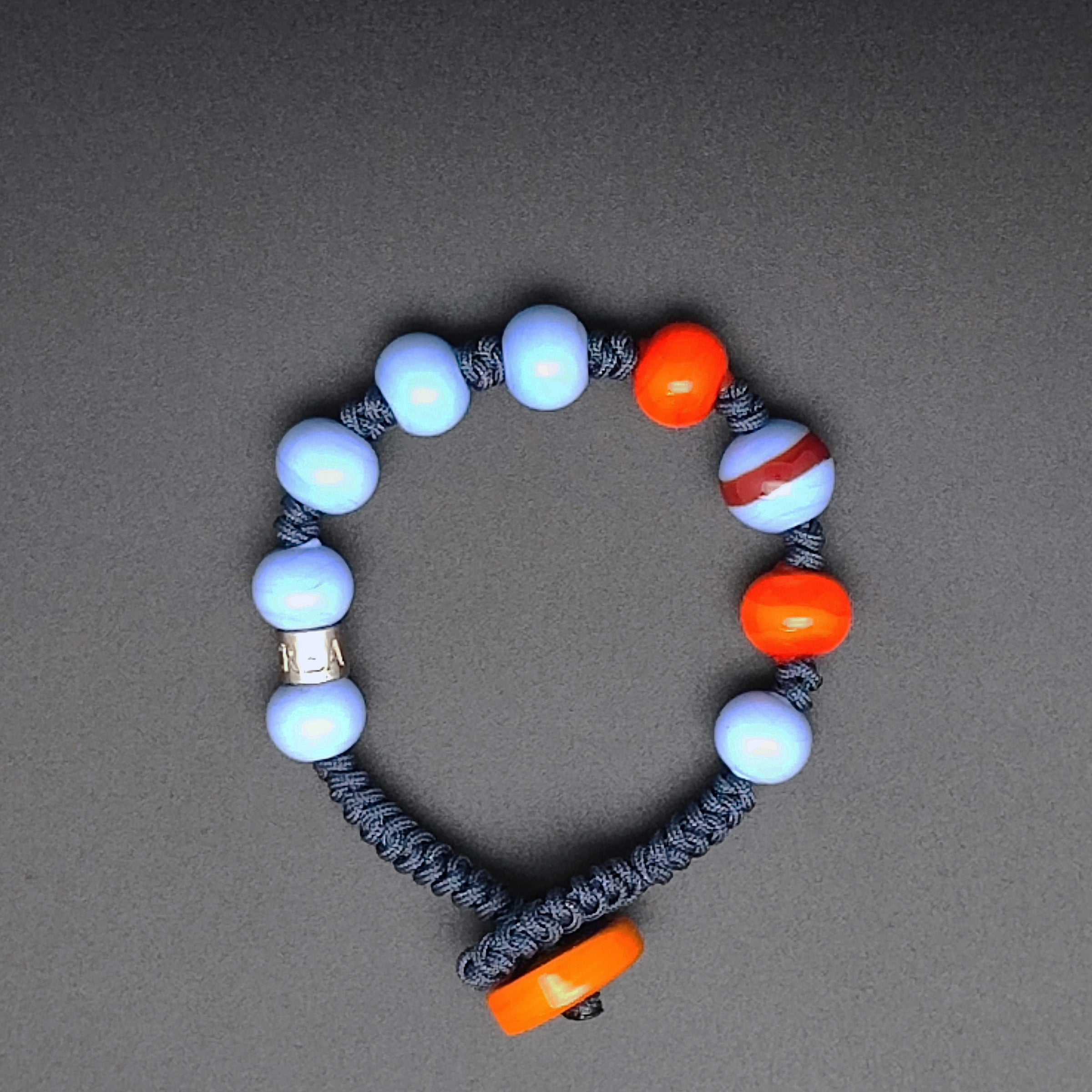 Bracciale Gerba con filo macramè realizzato a mano con pietre Labradorita sfaccettata, Occhio di tigre, Sodalite 8mm, Logo e componenti in Argento Bracciale Gerba con filo macramè realizzato a mano con pietre Labradorita sfaccettata, Occhio di tigre, Sodalite 8mm, Logo e componenti in Argento