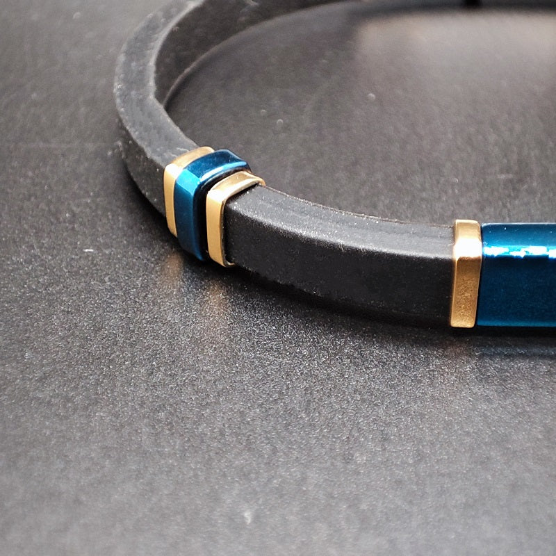 Bracciale Uomo BOCCADAMO MAN in caucciù nero e PVD blu e dorato con zircone